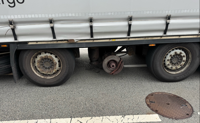 Die Polizei war erstaunt: Dieser Sattelschlepper fuhr trotz fehlendem Rad