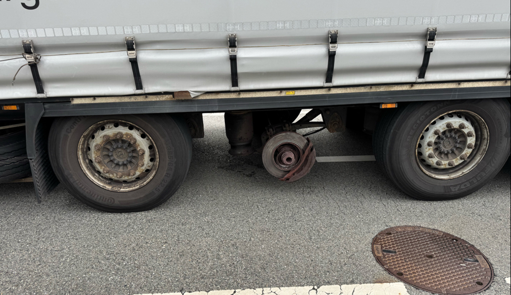 Sieht man nicht jeden Tag: Ein Sattelmotorfahrzeug war mit einem fehlenden Rad unterwegs.