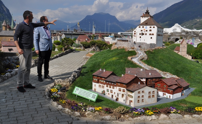 Das Schloss thront nun im Miniformat