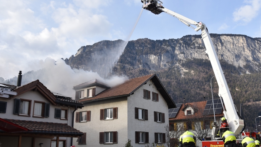 Die Einsatzkräfte bei den Löscharbeiten.