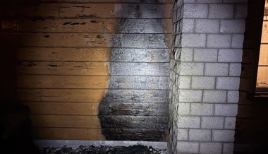 Hausfassade wegen nicht abgekühlter Asche in Brand