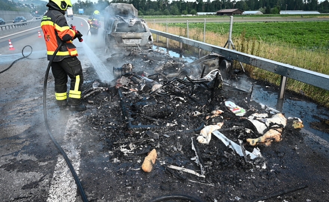 Auto und Wohnwagen auf Autobahn ausgebrannt