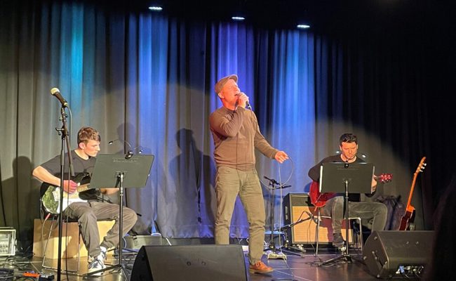 Grosse und klein Musiktalente rockten die Bühne im Kleintheater Fabriggli