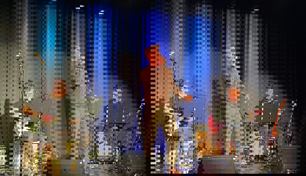  Ob Gross oder Klein: Andi Leitner intonierte «Fare Three Well» auf der Fabriggli-Bühne. Bilder: Pascal Aggeler