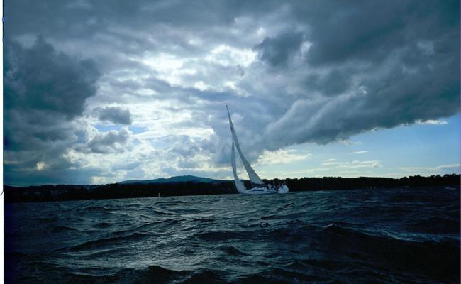 Wegen des Sturms: Segelboot auf dem Bodensee in Seenot