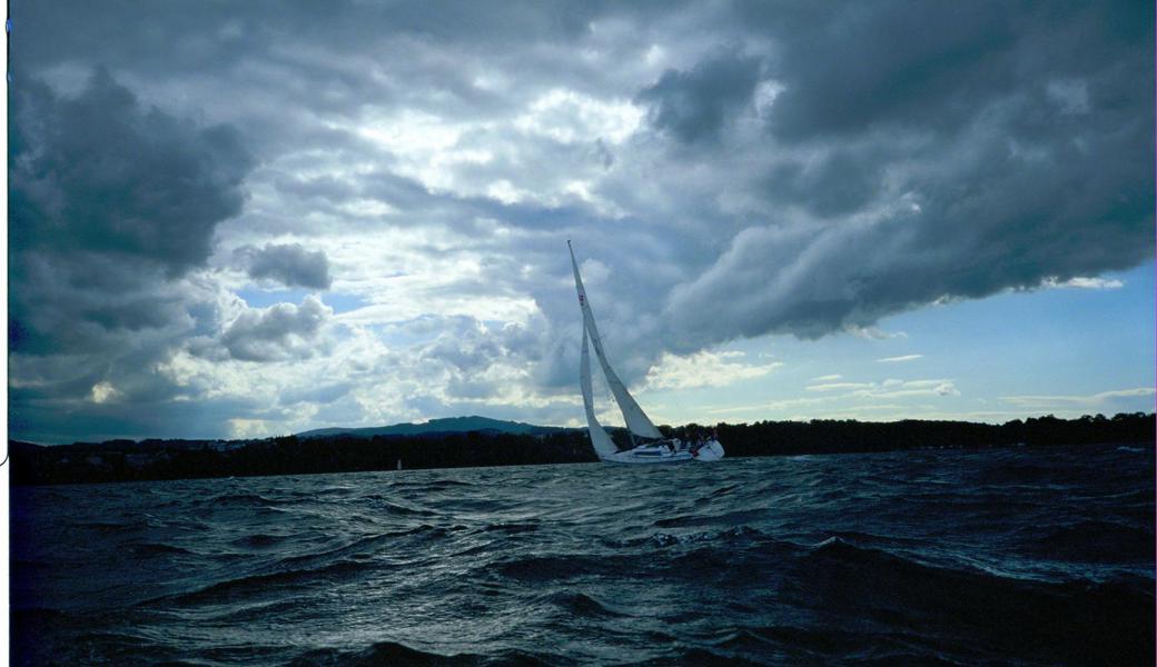 Segelboot bei Sturm auf dem Bodensee: Am Karfreitag war eines manövrierunfähig.