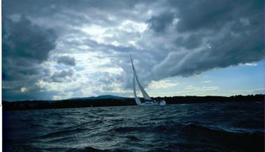 Wegen des Sturms: Segelboot auf dem Bodensee in Seenot