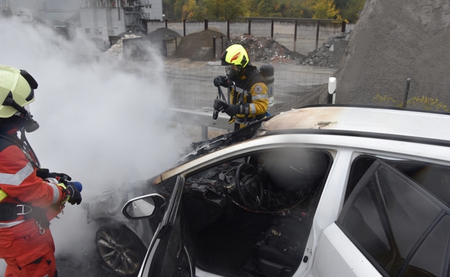 Ein Autobrand auf der A13 führte zu Verkehrsbehinderungen