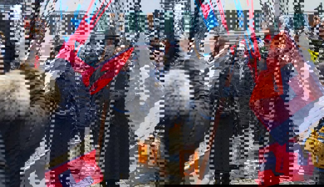  Würdiger Empfang: Mit den Melser Nachtwächtern als «Begleitschutz» sowie mit der Gold- und Bronzemedaille der Weltmeisterschaft in Bakuriani um den Hals, läuft Julie Zogg auf dem Dorfplatz ein. 