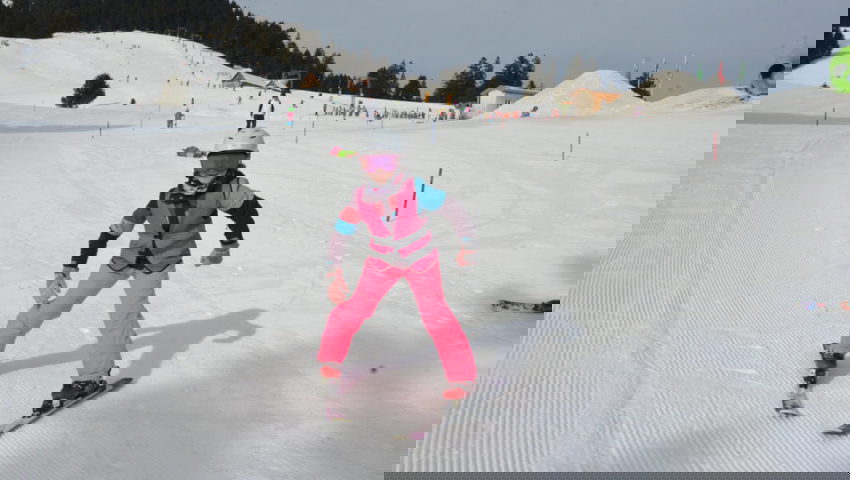  Mia aus Grabs meistert ihre ersten Kurven im Stemmbogen. 