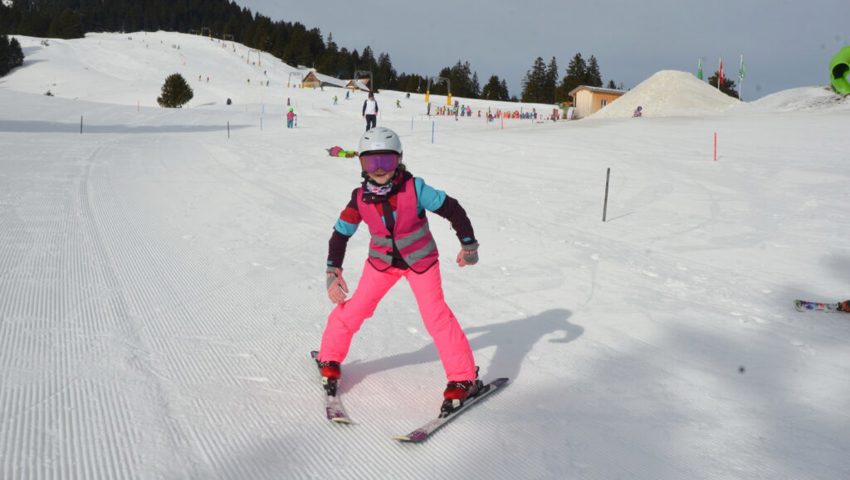 Mia aus Grabs meistert ihre ersten Kurven im Stemmbogen. Mia aus Grabs meistert ihre ersten Kurven im Stemmbogen.