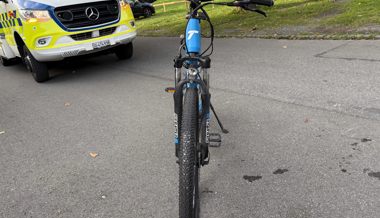 E-Biker fährt in stehendes Auto