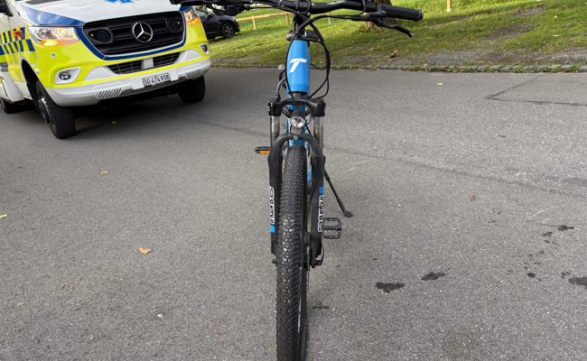 E-Biker fährt in stehendes Auto