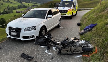 Kontrolle verloren: Rollerfahrer verletzt sich bei Sturz