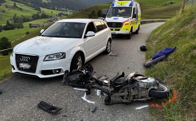 Kontrolle verloren: Rollerfahrer verletzt sich bei Sturz