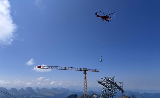 Spektakulärer Kranabbau am Säntis: Superpuma fliegt tonnenschwere Teile ins Tal