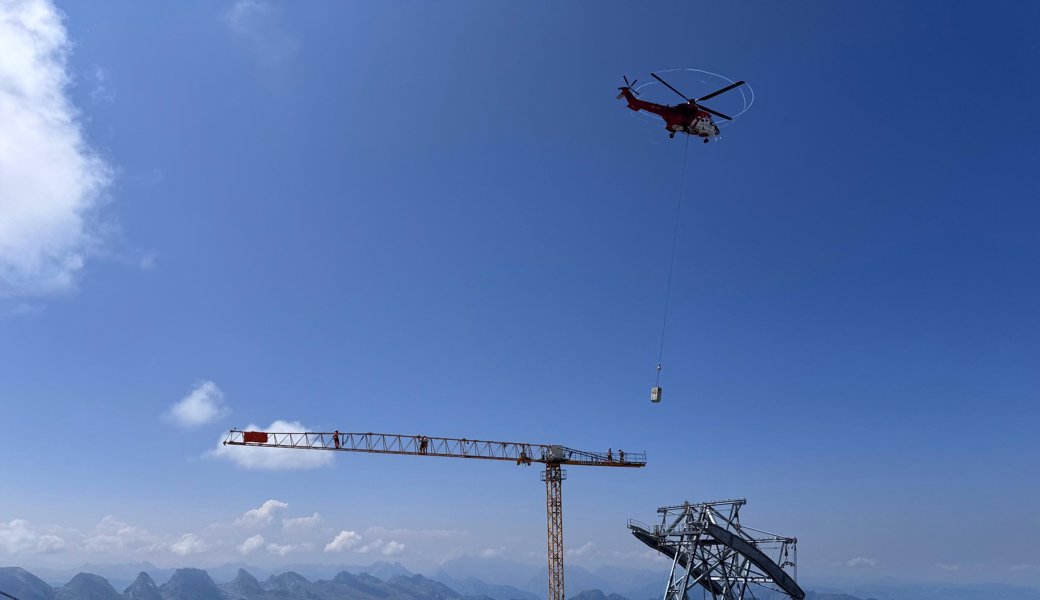 Am Mittwoch wurde der Kran bei der Stütze 2 am Säntis abgebaut und mit einem Superpuma auf die Schwägalp geflogen.