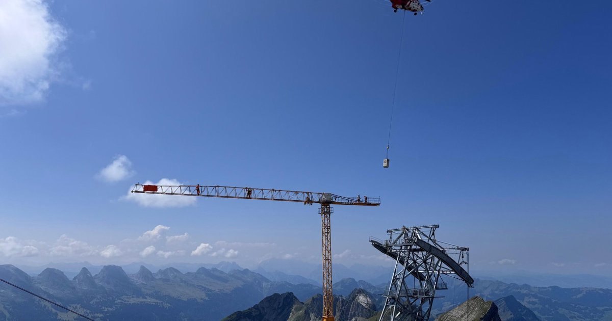 Spectacular crane dismantling on the Säntis: Super Puma flies tons of ...