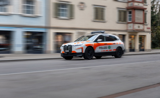 Ohne Kontrollschilder Polizeiauto zu schnell überholt und sich in Toilette eingeschlossen