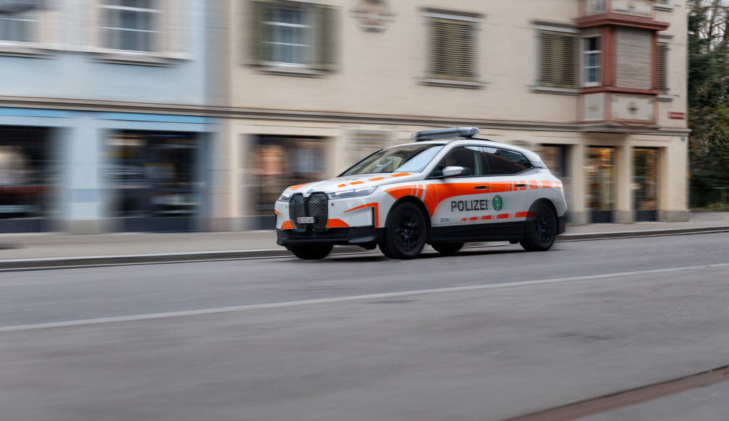 Das angeschriebene Fahrzeug der Kantonspolizei wurde von einem fahrunfähigen Mann massiv zu schnell überholt.