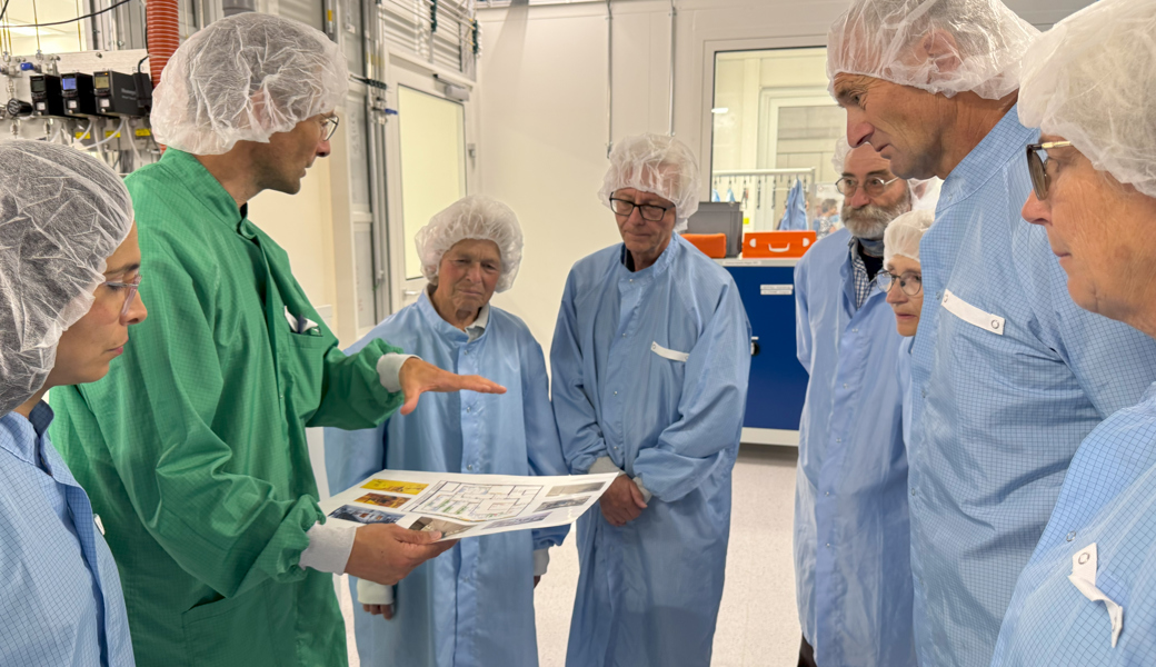 Marco Cucinelli, Leiter Reinraum, führte die Gäste gruppenweise durch den sogenannten Grauraum.