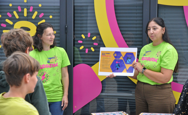 Curiosity Cube an der Schule: DNA, Enzyme und Biosynthese  am Montagmorgen!