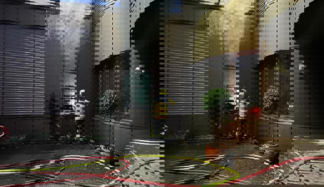 Die Feuerwehr fanden einen Teil der Stickerei im Inneren in Vollbrand vor.