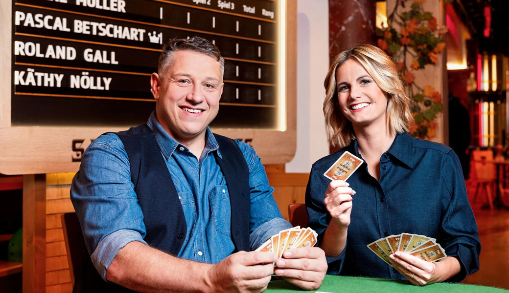 Jass-Schiedsrichter Jörg Abderhalden und Moderatorin Fabienne Gyr.