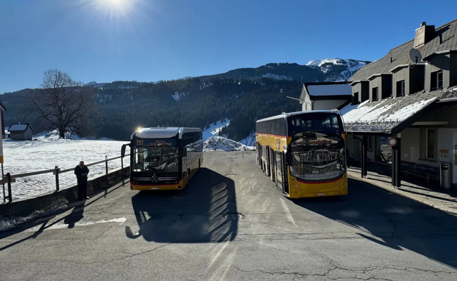 Wenn das Postauto voll ist, kommt der Beiwagen