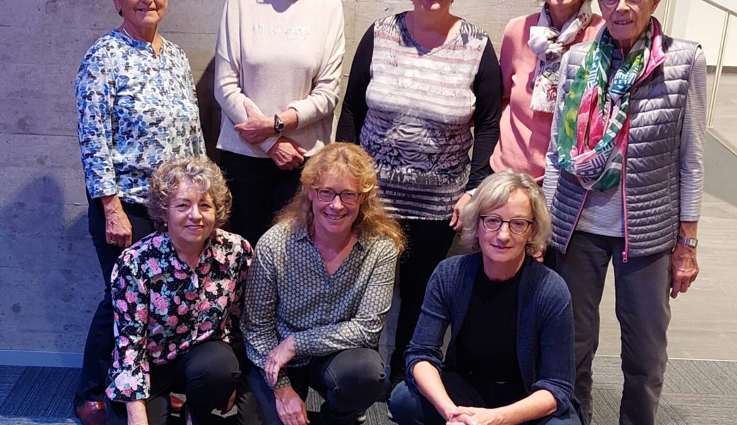  Das neue Team (hinten von links) Hanni Gaug, Margrith Rothenberger, Gaby Lehmann, Alice Gucha, Brigitte Senn; (vorne von links) Heidi Fischer, Martina Kobler, Margrit Lippuner. Es fehlt Brigitte Tönz. 