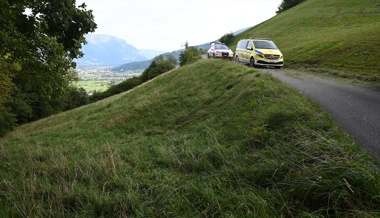 Quad stürzt von Strasse und überschlägt sich: eine Verletzte