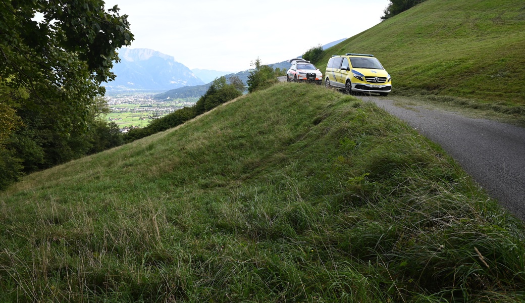 Der Quad kam beim Rückwärtsfahren von der Strasse ab und überschlug sich mehrere Male.