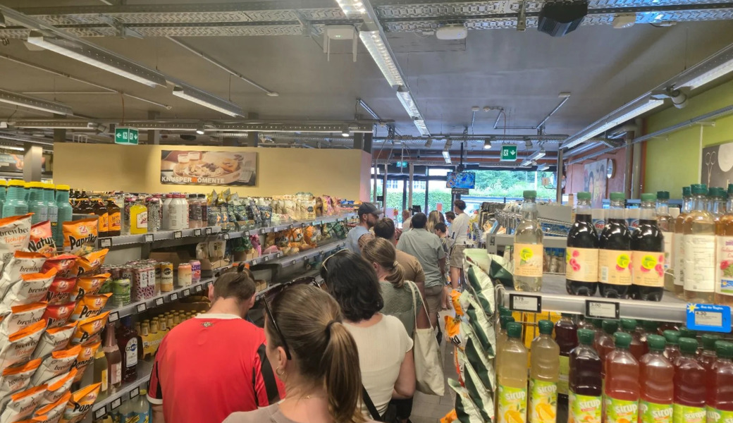 Die Schlange vor den Kassen der Migros an der Alpsteinstrasse in Herisau erstreckte sich teilweise durch die halbe Filiale. 