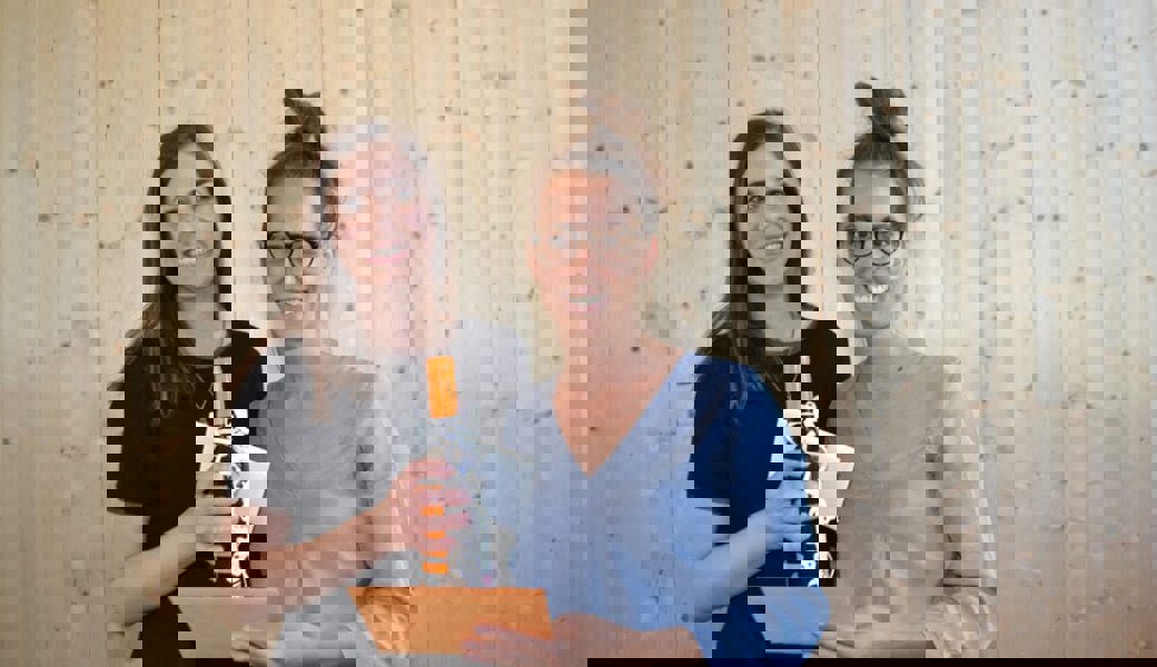  Chantal Schmid (links) wird als Vorstandsmitglied von Präsidentin Martina Schlumpf verabschiedet. 