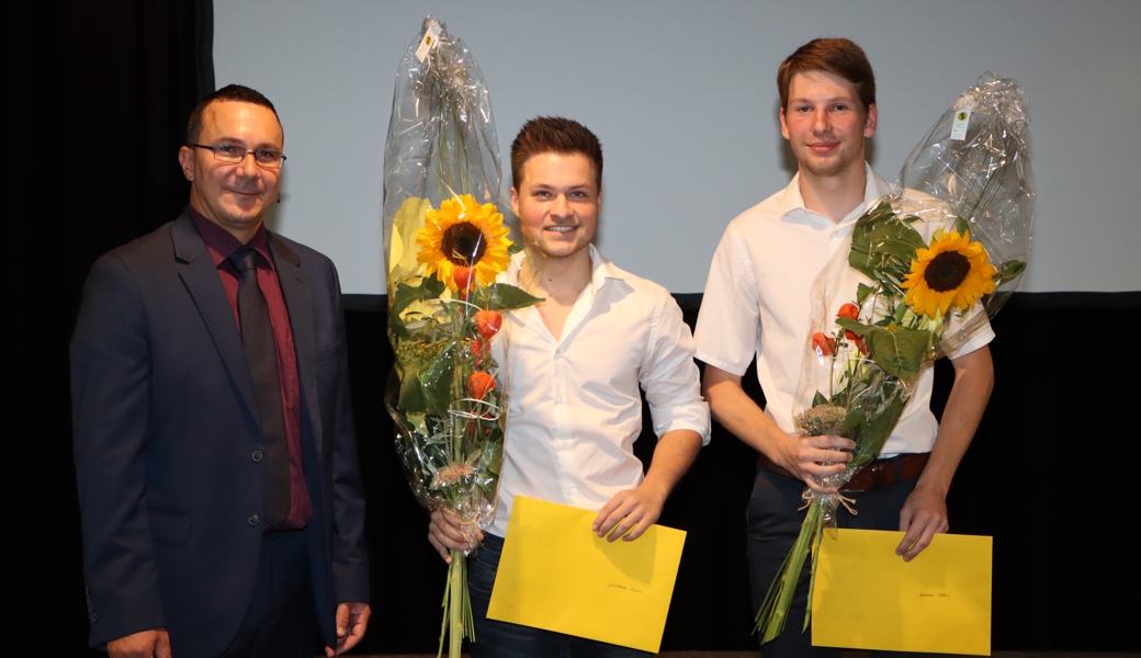 Von links: Verbandspräsident Andreja Slavik mit den frisch gekürten Konstrukteur-Champions Quirin Gabathuler und Stefan Ammann an der Bildungsausstellung OBA in St. Gallen. 