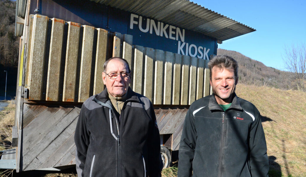  Hans Eggenberger (links) und der neue Funkenchef Stefan Giger sind mit dem Funkenkiosk parat. Bilder: Hansruedi Rohrer