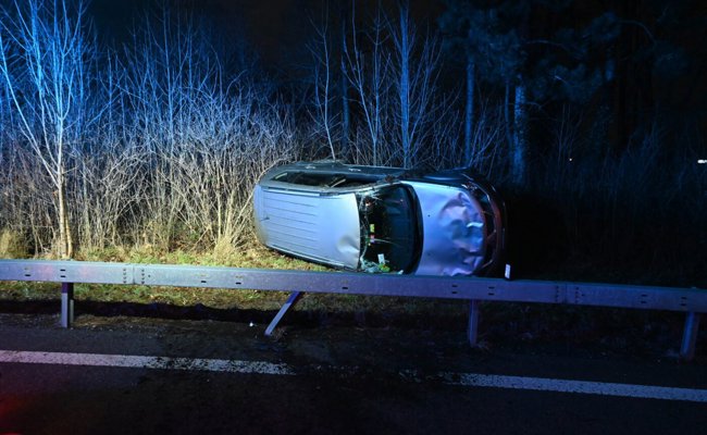 20-Jähriger verursacht übermüdet und alkoholisiert einen Unfall und wird verletzt