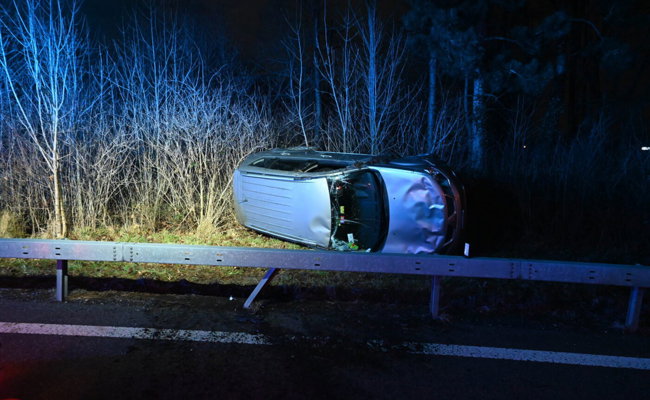 20-Jähriger verursacht übermüdet und alkoholisiert einen Unfall und wird verletzt