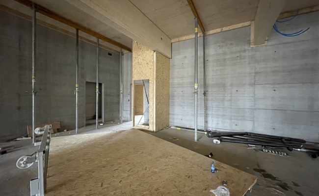 Holzwand kippte um – Arbeiter auf Baustelle verletzt