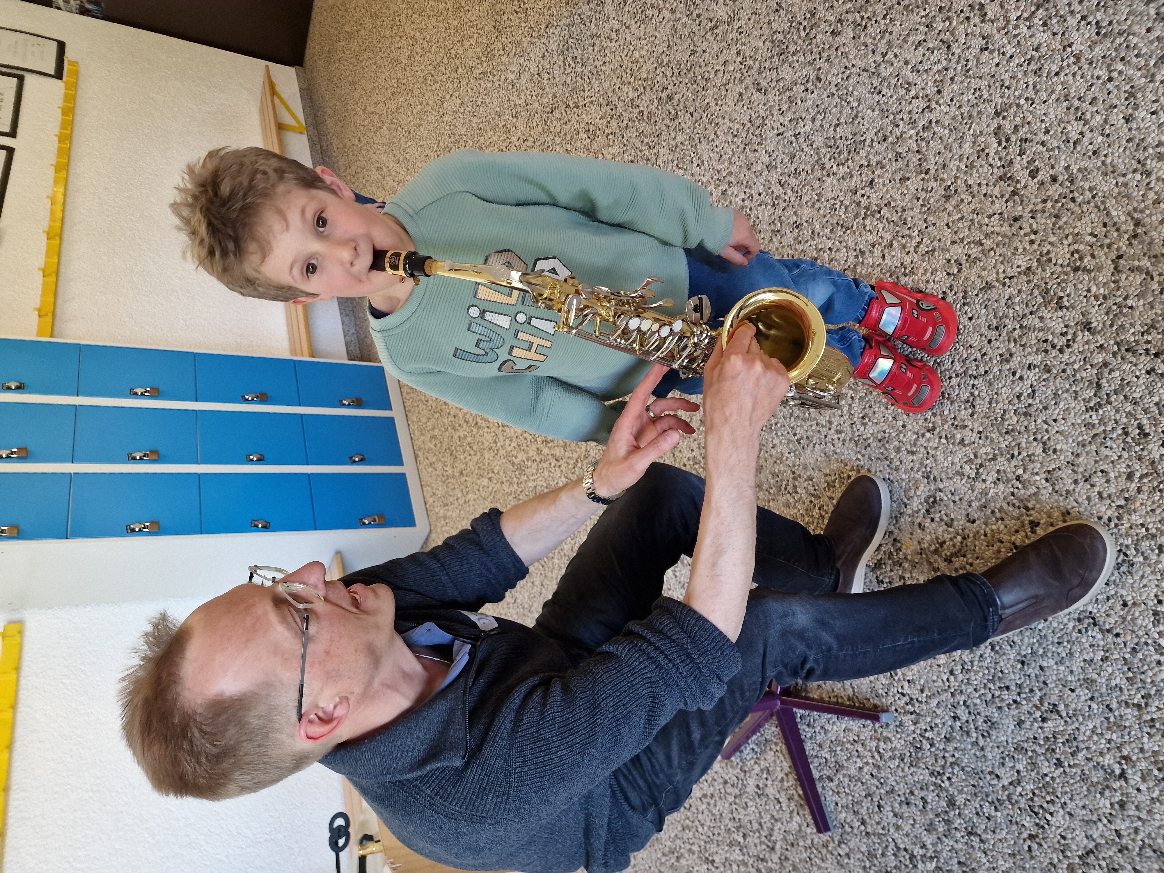 Am Vorstellungstag konnten sich die Kinder auch gleich an den Instrumenten versuchen.