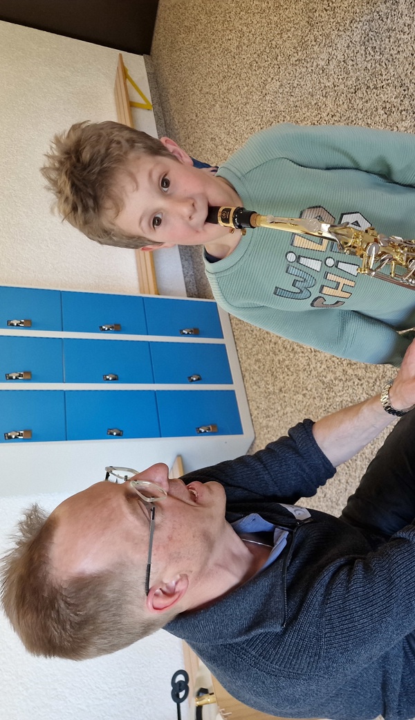 Am Vorstellungstag konnten sich die Kinder auch gleich an den Instrumenten versuchen.