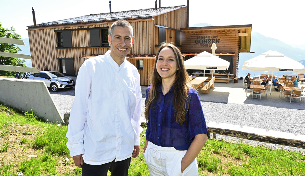 Christian Zitzer und Sarah Tomic wollen die Gäste im Berggasthaus Gonzen verwöhnen.