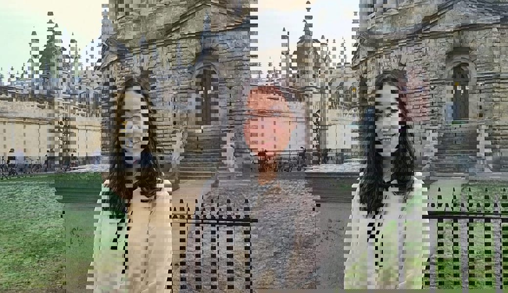  Anja Segmüller in der eleganten Schuluniform vor den Gemäuern der altehrwürdigen Universität Oxford. 