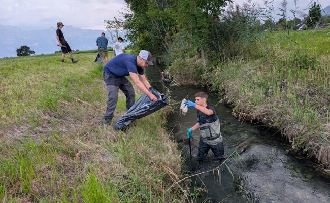 Für saubere Bäche: Freiwillige fischten Velos, Laptops und anderes aus dem Wasser