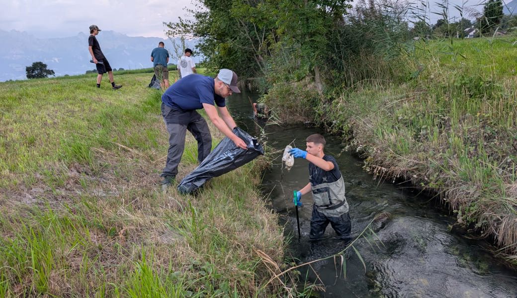 Für saubere Bäche: Freiwillige fischten Velos, Laptops und anderes aus dem Wasser