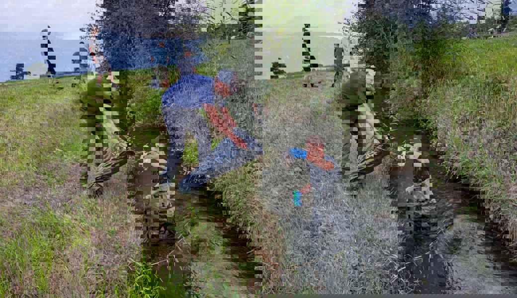 Für saubere Bäche: Freiwillige fischten Velos, Laptops und anderes aus dem Wasser