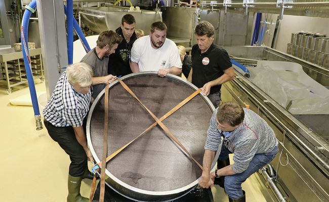 254,9 Kilogramm schwerer Rekordkäse an Siga präsentiert