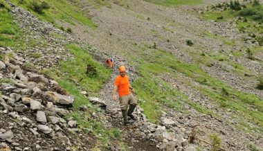 Wanderweg nach Felssturz durch Spezialisten und Zivilschutz geräumt