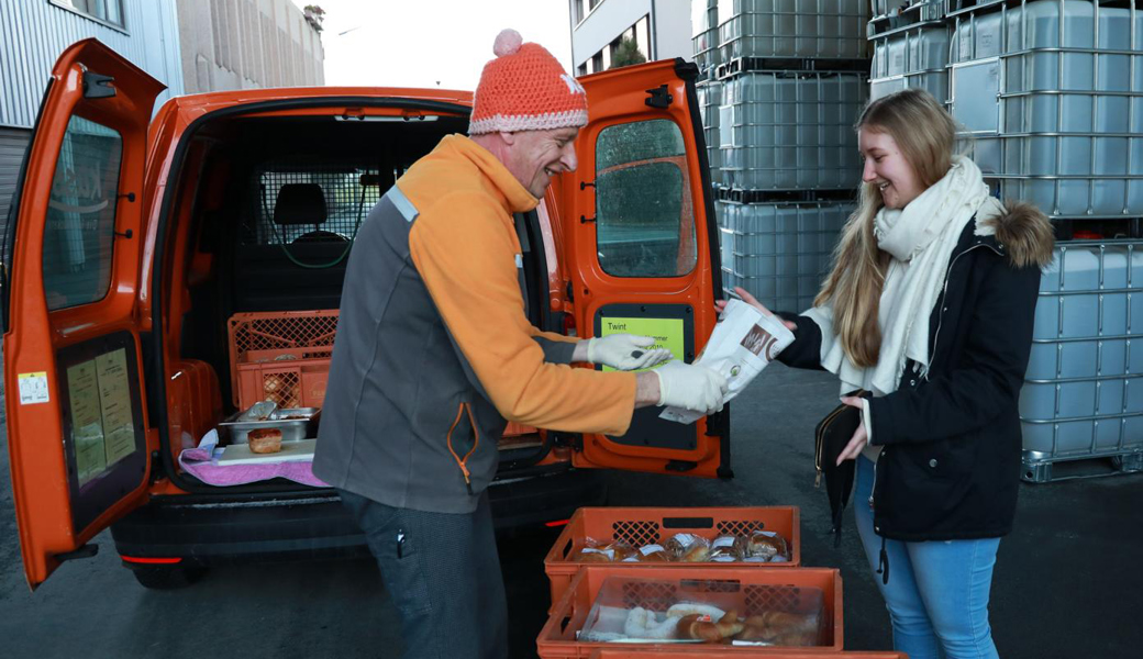 Ein doppeltes Vergnügen: Markus «Küss» Schlegel freut sich über den Kundenkontakt und die Kundin freut sich aufs Znüni.