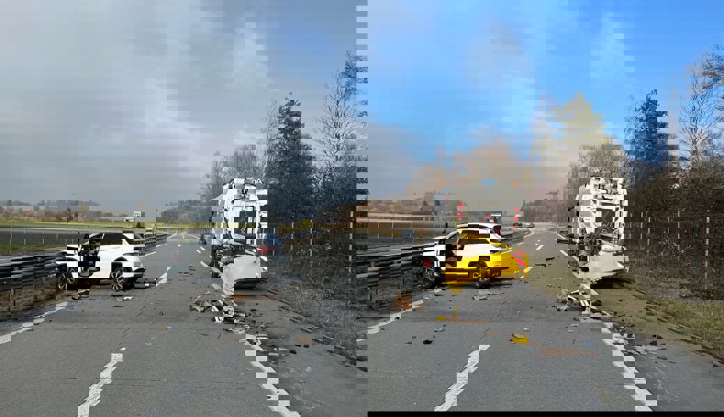  Aus noch unbekannten Gründen fuhr ein 64-Jähriger Automobilist mit einem Teil seines Autos auf dem Pannenstreifen der A13. Es kam zum Auffahrunfall mit einer Putzmaschine. 